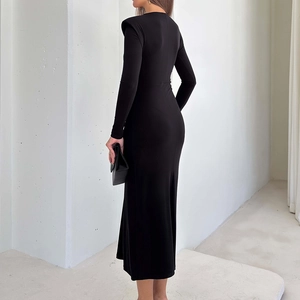 Robe longue noire élégante et ajustée avec épaulettes et taille froncée pour l'automne