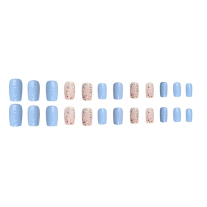 Set di 24 unghie finte floreali rosa nude e azzurro con una forma quadrata ovale