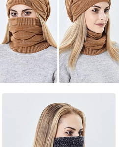 Detail eines warmen Strickmützen- und Schal-Sets mit Lederpatch und dicker Garntextur