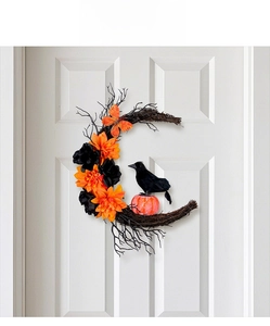 Détail couronne d'Halloween en lune avec corbeau noir, fleurs oranges et mini citrouille