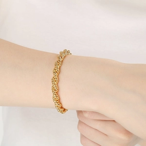 Détail d'un bracelet chaîne de corde en acier inoxydable plaqué or 18 carats au poignet