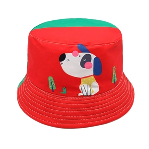 Détail d'un chapeau bob rouge pour enfants avec imprimé chiot et coutures de bord renforcées