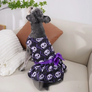 Vestito per cani con stampa teschio di Halloween con fiocco viola, costume elegante per animali.