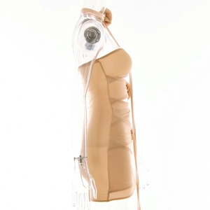 Détail de l'épaule à nœud sur une robe moulante couleur chair sur un mannequin