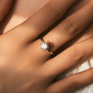 S925 sterling silver vintage six-prong ring featuring a 1ct brilliant moissanite stone