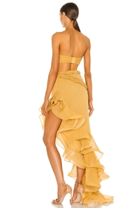 Ensemble jaune deux pièces avec haut bandeau et jupe longue à volants et fente haute