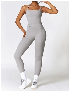 Vue détaillée d'un ensemble de yoga gris clair avec débardeur et legging taille haute