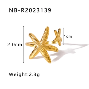 Détail de la bague étoile de mer plaquée or 18k montrant la texture granuleuse