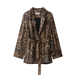 Dettaglio del blazer leopardato con cintura coordinata e revers a lancia classici