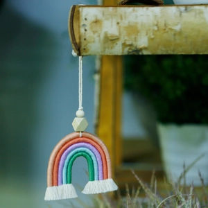 Pendentif de voiture arc-en-ciel bohème fait main avec perles en bois et pompon en coton