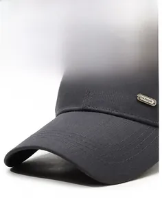 Détail d'une casquette de baseball gris foncé avec plaque en métal Fashion et surpiqûres