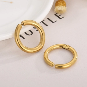 Boucles d'oreilles créoles minimalistes en acier doré avec fermeture à charnière pour femme