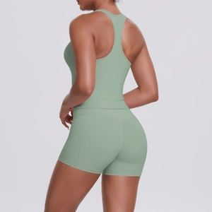 Détail de l'ensemble de yoga vert sauge avec short taille haute et brassière sport