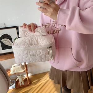 Trousse à maquillage matelassée rose avec grand nœud et ruban décoratif zippé