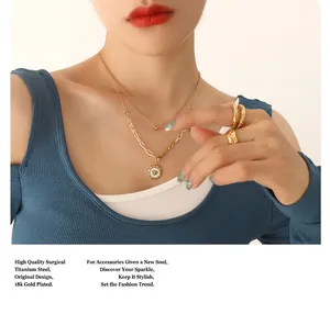 Detailansicht der 18k vergoldeten Bienenkette und der texturierten Ringe an einem Modell