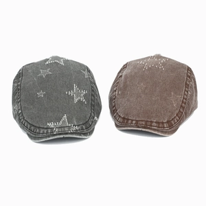 Détail de casquettes gavroche en denim délavé avec motifs d'étoiles cousus en gris et café