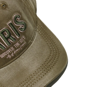 Gros plan d'une casquette de baseball vert olive avec broderie 3D PARIS de haute qualité