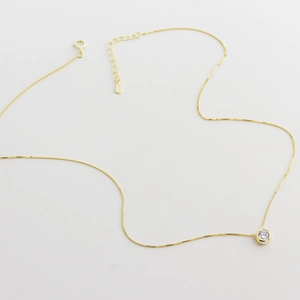 Dettaglio macro della collana in argento S925 dorato con ciondolo in zircone lucido