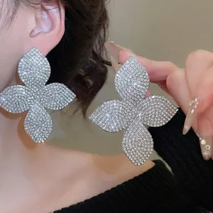 Orecchini A Lobo Con Fiori Di Strass Lega Con Perno In Argento Sterling 925 Moda Esagerata Donna