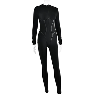 Details des Frontreißverschlusses und der Ziernähte des schwarzen langärmeligen Jumpsuits