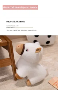 Détail du poney en peluche blanc montrant le tissu doux respirant et sa texture