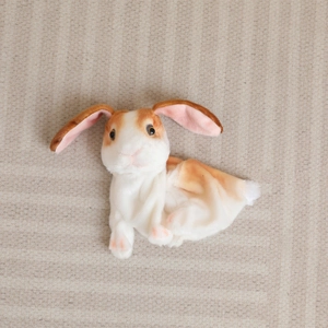 Vue détaillée de la peluche lapin bélier blanc et marron avec texture douce