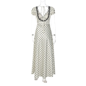 Vista dettagliata del retro di un abito a pois con pizzo nero e design intrecciato