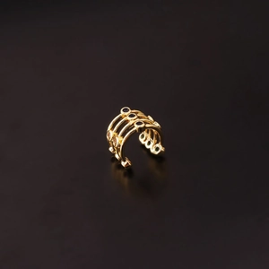 Ear cuff dorato con micro zirconi incastonati e dettaglio occhio di serpente verde