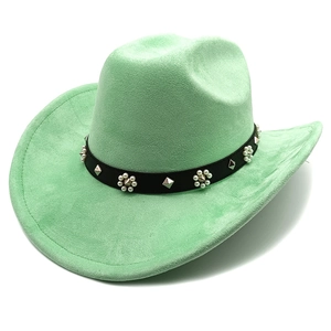 Détail d'un chapeau de cowboy en daim vert menthe avec fleurs en perles et rivets
