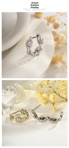Détail de boucles d'oreilles maillons d'ancre avec zircons en finitions or et argent