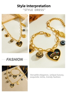 Détail du pendentif coeur oeil maléfique et main de hamsa sur collier chaîne trombone