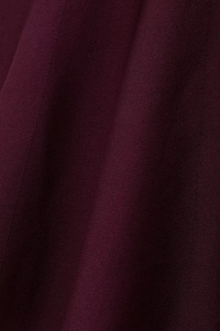 Primer plano de la textura de punto púrpura oscuro y pliegues del vestido francés