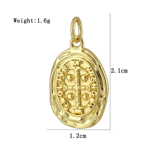Détail macro du pendentif médaille de Saint-Benoît ovale doré avec poids et dimensions