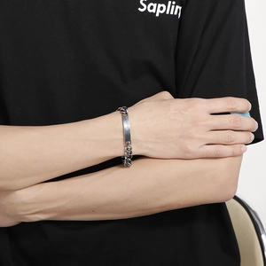 Detail of silver Cuban chain bracelet for men with custom engravable rectangular metal plate