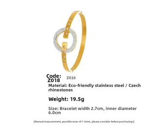 Détail du bracelet en acier doré avec cercle pavé de CZ et dimensions 2,7 cm par 6,0 cm