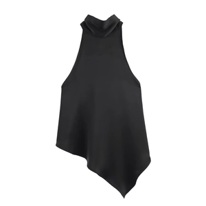 Haut chic en satin noir sans manches avec col bénitier et ourlet asymétrique élégant