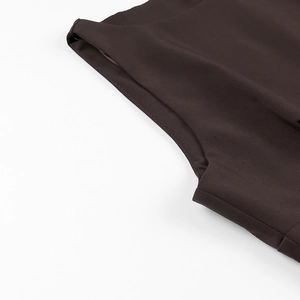 Detailaufnahme der Schulter- und Ärmelnähte an einem dunkelbraunen ärmellosen Kleid