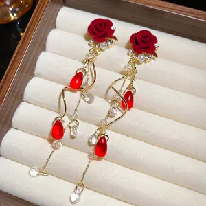 Elegante Silberohrringe mit roten Samtrosen, Perlen und langen Quasten-Anhängern