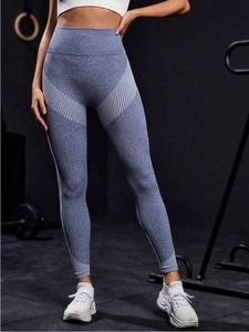 Makroansicht der nahtlosen High-Waist Yoga-Leggings mit Fokus auf Gewebe und Streifendetails