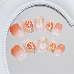 Orangefarbene Farbverlauf Nägel zum Aufkleben mit Zitrusfrüchten und floralem Glitzer