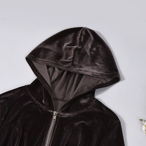 Detailaufnahme von dunkelbraunem Samt-Hoodie mit hochwertigem Metallreißverschluss