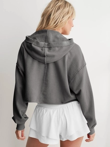 Rückansicht eines dunkelgrauen Cropped-Hoodies mit Tunnelzugkapuze und Rippbündchen