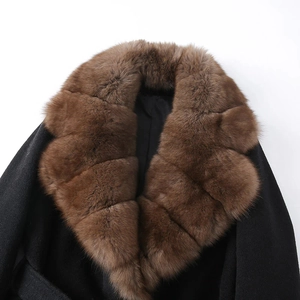 Manteau noir élégant en laine avec un grand col en fourrure marron et une ceinture pour femme