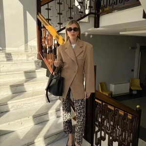Blazer croisé kaki pour femme avec revers asymétrique et coupe large décontractée
