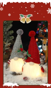 Dettaglio di gnomi natalizi luminosi con cappelli in maglia in un'ambientazione innevata