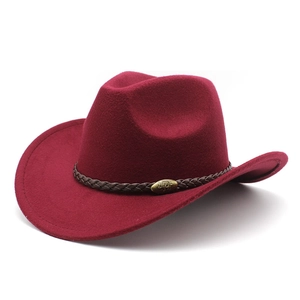 Dettaglio cappello da cowboy bordeaux con fascia intrecciata e fibbia a testa di toro