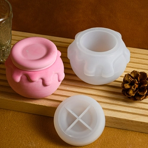 Vista macro di stampi in silicone per barattoli di miele con contenitore rosa