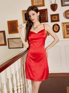 Elegante mini abito sottoveste in raso rosso con schiena scoperta indossato da modella