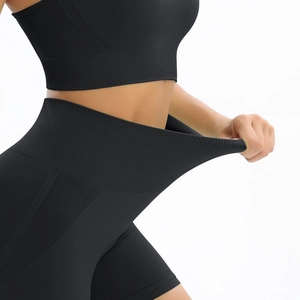 Gros plan du tissu tricoté sans couture à haute élasticité du short de fitness