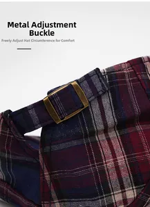 Détail de la boucle en métal sur la casquette à carreaux pour ajuster la taille